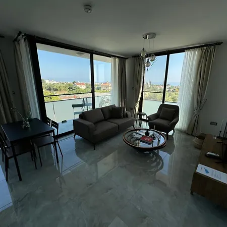 Penthouse In Lapta, A Cozy Coastal Retreat Apartment *