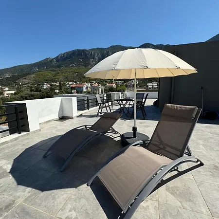 דירה Penthouse In Lapta, A Cozy Coastal Retreat