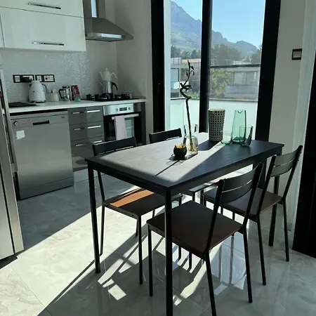 Penthouse In Lapta, A Cozy Coastal Retreat Apartment