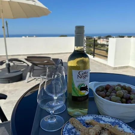 Penthouse In Lapta, A Cozy Coastal Retreat לאפיטוס