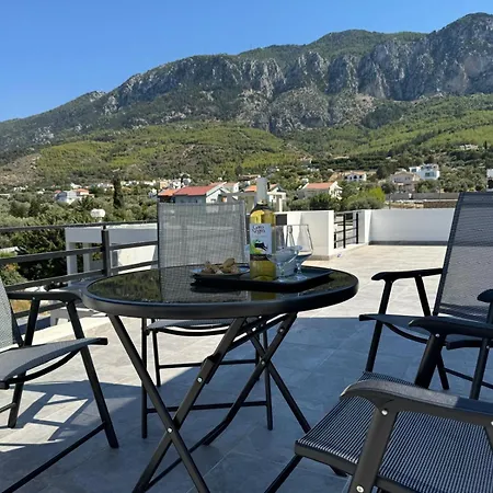 Penthouse In Lapta, A Cozy Coastal Retreat Apartment *