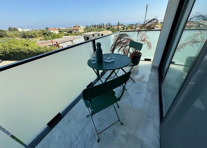 Appartamento Penthouse In Lapta, A Cozy Coastal Retreat *