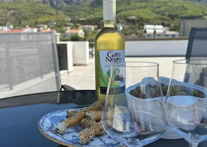 Penthouse In Lapta, A Cozy Coastal Retreat *