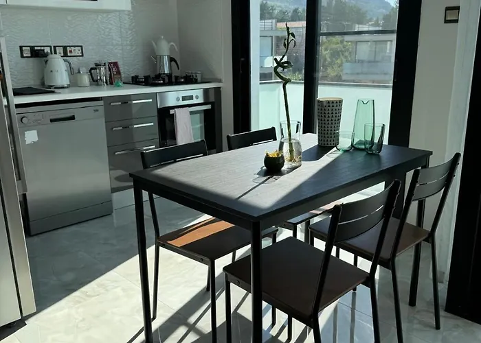 Penthouse In Lapta, A Cozy Coastal Retreat Appartamento