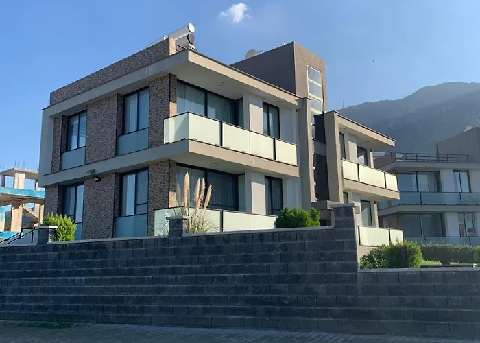 Appartamento Penthouse In Lapta, A Cozy Coastal Retreat *