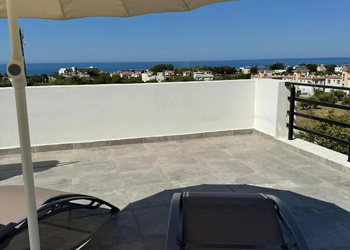 Penthouse In Lapta, A Cozy Coastal Retreat Appartamento *